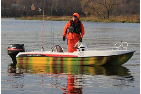 Лодка LAKER 410 пластиковая моторно-гребная с креслом, центральной консолью и реллингами (камуфляж)