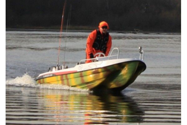 Лодка LAKER 410 пластиковая моторно-гребная с креслом, центральной консолью и реллингами (камуфляж)