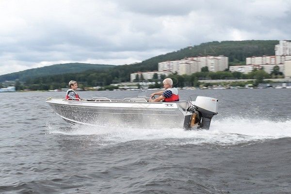Алюминиевая лодка Алюмакс-435 с консолью