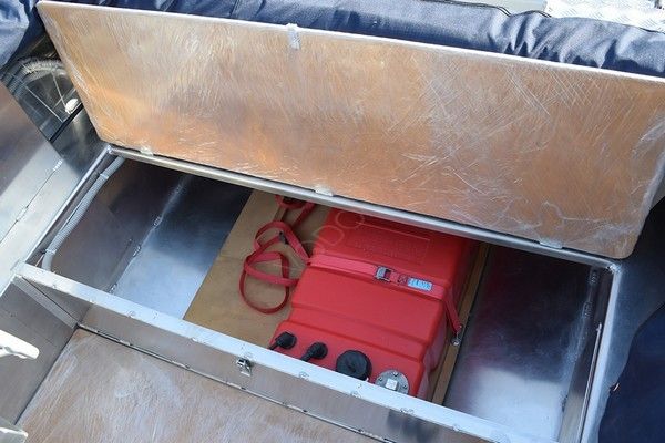 Алюминиевая лодка Алюмакс-435 с консолью