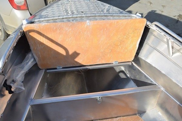 Алюминиевая лодка Алюмакс-435 с консолью
