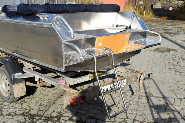 Алюминиевая лодка Алюмакс-435 с консолью
